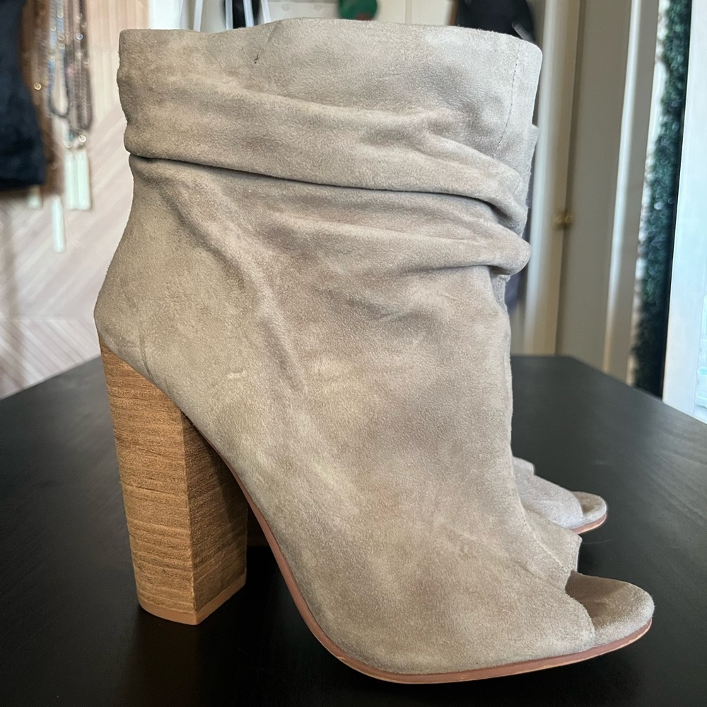 Gently worn high heel grey suede like open toe Chinese laundry booties so chic!